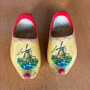 Vintage collectable wooded Holland shoes. They are only 4 inches long.